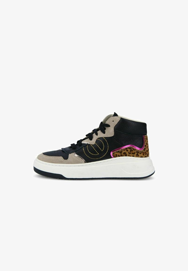 Hoge sneaker met zwart leer en grijs suede, verfraaid met roze accenten en een panterprint paneel. Dikke witte zool met textuurdetails.