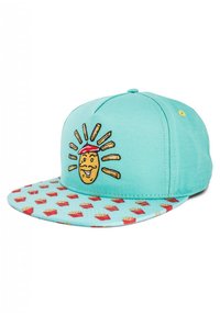 Gorra de béisbol color turquesa con un personaje de papa sonriente bordado y rayos de sol; visera estampada con papas fritas rojas en cajas.