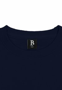 Marineblå sweatshirt med ribbet rund hals, lavet af et blødt materiale. Har et syet mærke med "B" og størrelse "large." Enkel design.