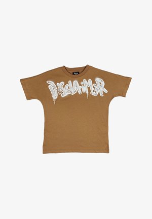 T-shirt in cotone marrone con maniche corte, caratterizzato da un grande testo in stile graffiti bianco che recita "DISCLAIMER" sulla parte anteriore.