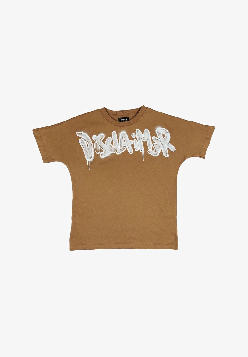 T-shirt in cotone marrone con maniche corte, caratterizzato da un grande testo in stile graffiti bianco che recita "DISCLAIMER" sulla parte anteriore.