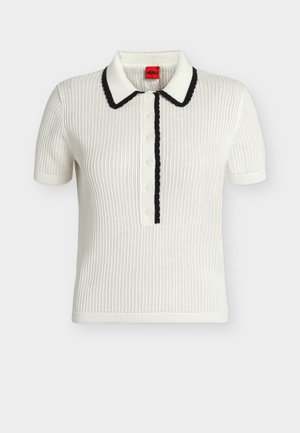 Polo en maille blanche à manches courtes avec côtes verticales, bordure noire festonnée sur le col et la patte de boutonnage, et sept boutons blancs.