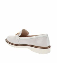 Mocassino in pelle bianca con punta arrotondata, hardware dorato decorativo, tomaia texture e suola in gomma bianca con un motivo ondulato.