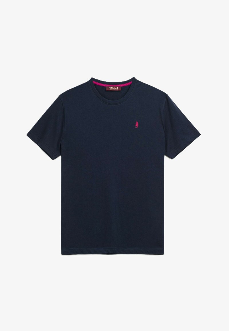 T-shirt in cotone blu navy con collo rotondo, maniche corte e un piccolo logo rosa sul lato sinistro del petto. Texture morbida, design casual.