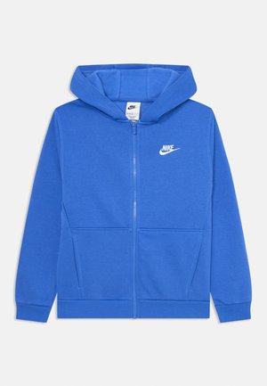 Kék cipzáras kapucnis pulóver puha anyagból. Elülső zsebével, bordás mandzsettákkal és egy kis fehér Nike logóval a mellkason. Állítható kapucnis.