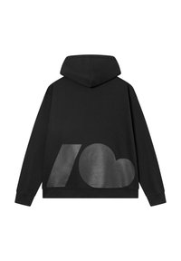 Czarna bluza z kapturem z tylnym wzorem, prezentującym duże, błyszczące czarne grafiki w kształcie "V" oraz serca. Wykonana z miękkiego materiału.
