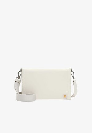 Rechthoekige off-white leren crossbodytas met verstelbare stoffen riem en een klein merkpatchje in de rechteronderhoek.