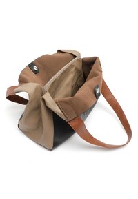 Skórzana torba tote w odcieniach brązu, beżu i czerni. Teksturowana powłoka, obszerna główna komora z zipperem i mocne brązowe uchwyty.