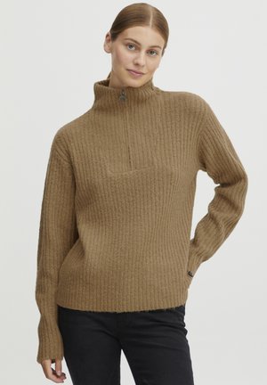 Brauner gerippter Strickpullover mit hohem Kragen und Reißverschluss, langen Ärmeln und lockerer Passform. Subtile Textur und gerollte Säume.
