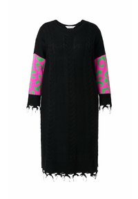 Schwarzes gestricktes Sweaterkleid mit langen Ärmeln; mit lebhaften Akzenten in Pink und Grün im Leopardenmuster an den Ärmeln; Fransen-Detail am Saum.
