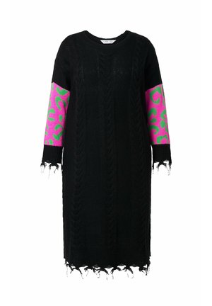 Schwarzes gestricktes Sweaterkleid mit langen Ärmeln; mit lebhaften Akzenten in Pink und Grün im Leopardenmuster an den Ärmeln; Fransen-Detail am Saum.