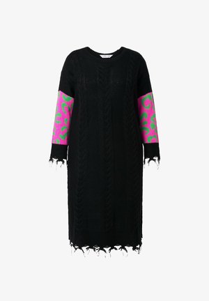 Vestido de suéter negro de punto con mangas largas; cuenta con acentos vibrantes en estampado de leopardo rosa y verde en las mangas; detalle de dobladillo con flecos.