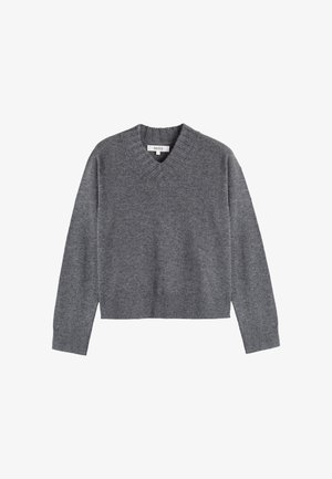 Grijze v-hals trui gemaakt van zacht breimateriaal, met ribbelmanchetten en -zoom, een ontspannen pasvorm en een label bij de halsline.