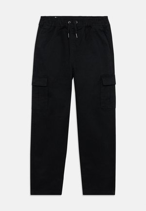 Pantalons cargo noirs avec ceinture élastique, cordon de serrage, poches latérales et poches à rabat sur les cuisses, posés à plat sur un fond blanc.
