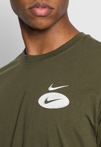 Nike Sportswear T-shirt básica - rough green