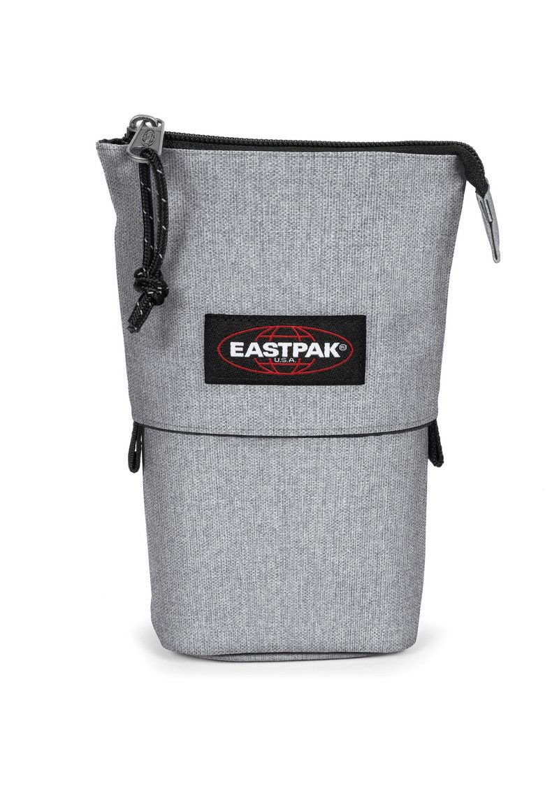 Pochette in tessuto grigio con finitura texturizzata, dotata di una cerniera nera, che presenta un evidente patch del logo Eastpak in nero sulla parte anteriore.