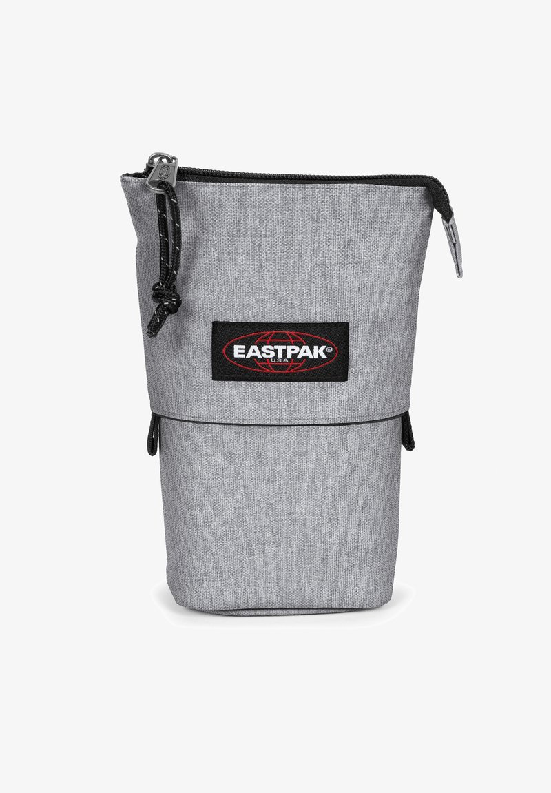 Pochette in tessuto grigio con finitura texturizzata, dotata di una cerniera nera, che presenta un evidente patch del logo Eastpak in nero sulla parte anteriore.