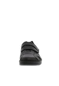 Schwarzer Lederschuh mit zwei verstellbaren Klettverschlüssen, abgerundeter Zehenform und seitlichen Perforationen für Atmungsaktivität. Stabile Gummisohle.