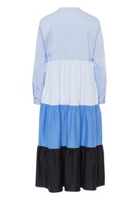 Blauwe en zwarte jurk met een gelaagd ontwerp. Bevat lange mouwen, een geknoopte kraag en afwisselende delen van effen stof en gestreepte stof.