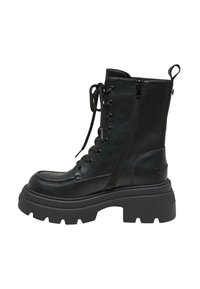 Czarne skórzane buty wojskowe z masywną podeszwą, sznurowanym przodem, bocznym zamkiem błyskawicznym i uchwytem. Gładka tekstura z okrągłym czubkiem.