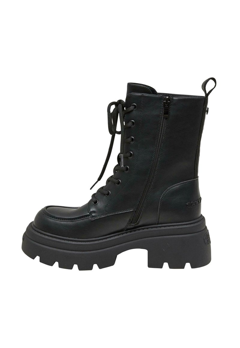 Czarne skórzane buty wojskowe z masywną podeszwą, sznurowanym przodem, bocznym zamkiem błyskawicznym i uchwytem. Gładka tekstura z okrągłym czubkiem.