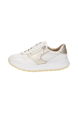 Baskets blanches avec une tige en mesh et cuir, accents métalliques, bout rond et semelle blanche épaisse avec un motif en caoutchouc jaune contrastant.