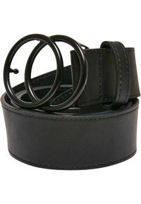 Cinturón de cuero negro con doble anillo de metal y textura suave. El cinturón es ancho y presenta detalles de costura visibles.