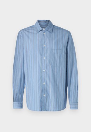 Camisa azul-claro com riscas verticais de larguras variadas, apresentando um colarinho pontudo, mangas longas e um único bolso no peito.