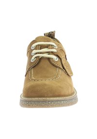 Bruine suede schoenen met beige veters, ronde neus en contrast stiksel. Beschikken over een zijvelcro band en een gestructureerde rubberen zool.