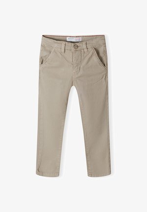 Pantalones chinos beige para niño pequeño con cierre de botón y cremallera, bolsillos delanteros, trabillas para cinturón y etiqueta Minoti en el interior de la cintura.