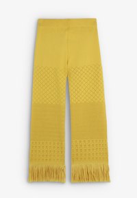 Les leggings en maille jaune présentent un design texturé avec un motif en losange, un ourlet à franges et une taille lisse.