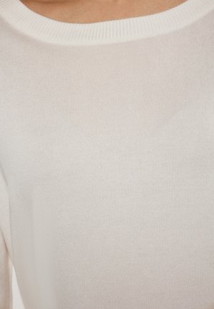 Biały sweter dzianinowy z prążkowanym okrągłym dekoltem i gładką fakturą, o dopasowanym kroju i lekkim materiale.