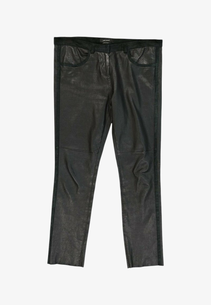Pantalon en cuir noir avec poches avant et passants de ceinture, avec une coupe slim et un léger brillant sur le matériau.