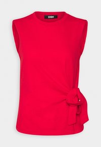Top sin mangas rojo hecho de algodón, con un cuello redondo y un detalle lateral anudado. Textura suave y diseño casual.