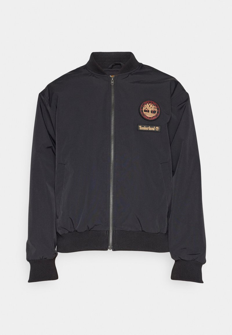 Czarna bomberka wykonana z nylonu, z zamkiem błyskawicznym z przodu, ściągaczami przy mankietach oraz okrągłą naszywką z logo drzewa i nazwą marki na klatce piersiowej.