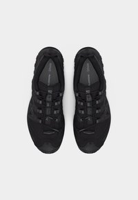 Ζευγάρι μαύρα παπούτσια Salomon για τρέξιμο σε μονοπάτι με σύστημα γρήγορης δέσης και επώνυμες εσωτερικές σόλες, εμφανιζόμενα από πάνω σε λευκό φόντο.