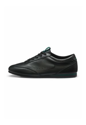 Schwarzer Leder-Low-Top-Sneaker mit Schnürung vorne, dezenten Perforationen an der Seite und grünen Akzenten an der Zunge und der Fersenlasche.