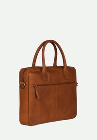 Bruine leren laptoptas met twee korte handvatten, een ritszak aan de voorkant en een gladde textuur. Rechthoekige vorm met versterkte naden.