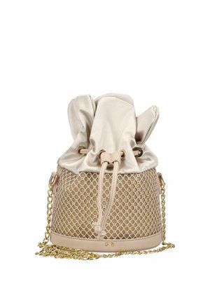 Sac seau beige avec motif en maille, fermeture à cordon, dessus en tissu doux et bandoulière chaîne dorée, présenté sur un fond blanc.