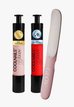 Deux produits de soins des ongles cylindriques : un durcisseur pour ongles rose et un stylo de vernis à ongles rouge, tous deux avec des bouchons noirs ; à côté, une lime à ongles rose.