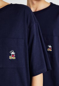 GAP TEE UNISEX - Marškinėliai su spaudiniu - navy uniform