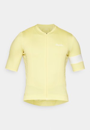 Maillot de cyclisme jaune à manches courtes, design ajusté, tissu texturé, fermeture éclair à l'avant, et une bande d'accent blanche sur la manche. Logo "Rapha" présent.