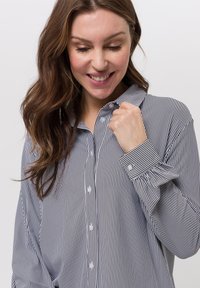 Langärmeliges Hemd zum Knöpfen mit blau-weißen vertikalen Streifen, ausgestattet mit klassischem Kragen und mit Manschetten versehenen Ärmeln aus leichtem Stoff.