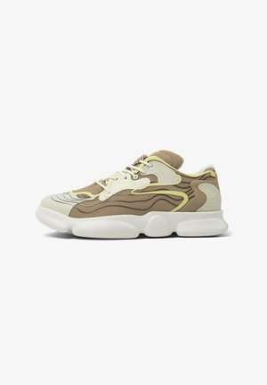 Sneaker mit einem strukturierten Obermaterial in Tan und Creme, das wellenförmige Designlinien, blassgelbe Akzente und eine dicke weiße Sohle aufweist. Schnürverschluss.