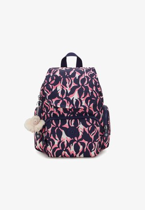 Zaino a righe blu navy e rosa con scomparti con zip, materiale in tessuto, maniglia superiore, spallacci regolabili e un accento di portachiavi in peluche.