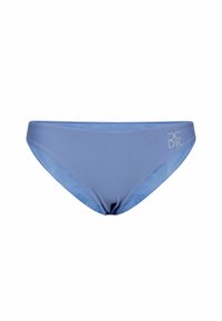 Bañador de color azul claro con una tela suave y texturizada. Presenta un corte de cintura baja y un pequeño detalle de logo en el costado.