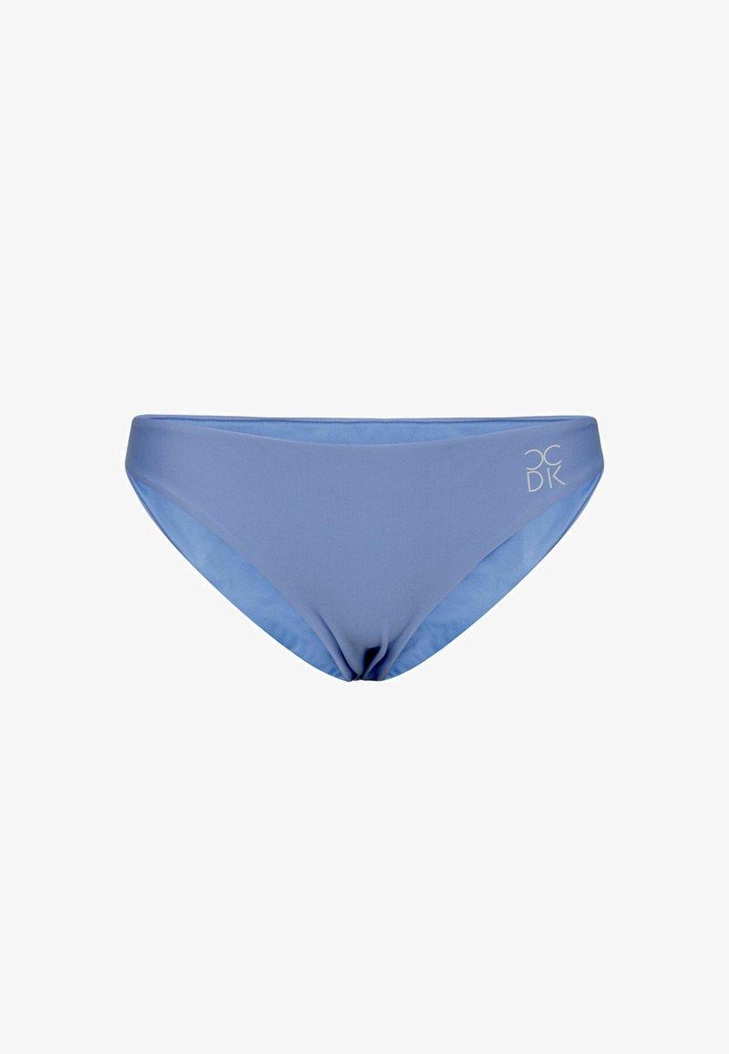Bas de maillot de bain bleu clair en tissu lisse et texturé. Présente une taille basse et un petit logo sur le côté.