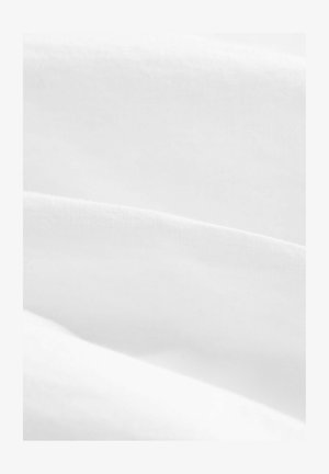 Valge kangas, millel on sile ja pehme tekstuur, kergete voltidega ja kerge läikega, esitatud lähivaatena.