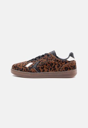Tenisice s leopard uzorkom, smešćenim u smeđi tekstilni gornji deo, s crnim kožnim detaljima i gumenim đonom. Imaju vezice i detalje s logotipom. Ravni dizajn.
