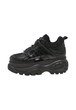 Sort platformsneakers med tyk tekstureret sål, blandede læder- og imiteret pelsoverdele og Buffalo-mærke på siden, set fra ydersiden.